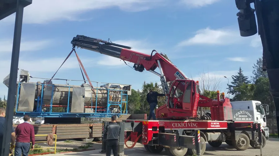 Çekici Vinç marka kırmızı mobil vinç