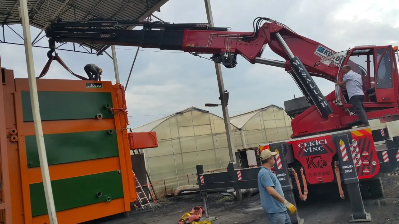 Kırmızı mobil vinç ile ünite montajı